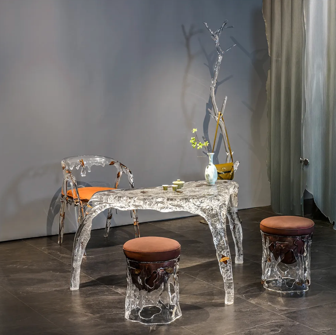 LINGERING TABLE